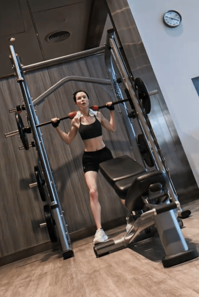 李若彤更新健身日常照！展示肌肉线条力量感拉满