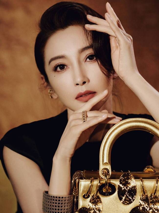 李冰冰穿黑丝绒礼裙优雅动人 身姿曼妙似画中美人