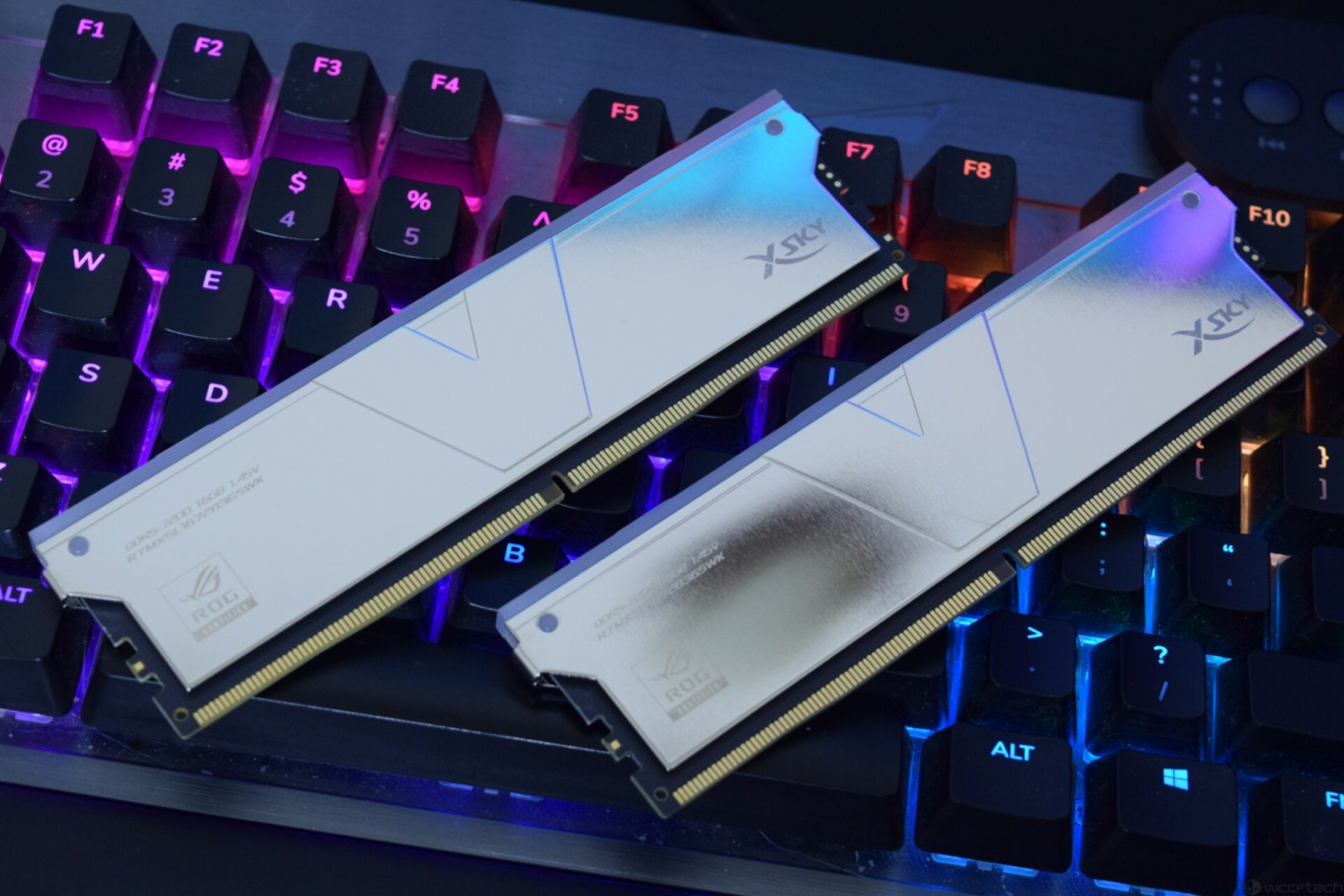 DRAM 现货价年涨 170% 催生魔幻操作，有分销商要求内存和主板 1:1 搭售