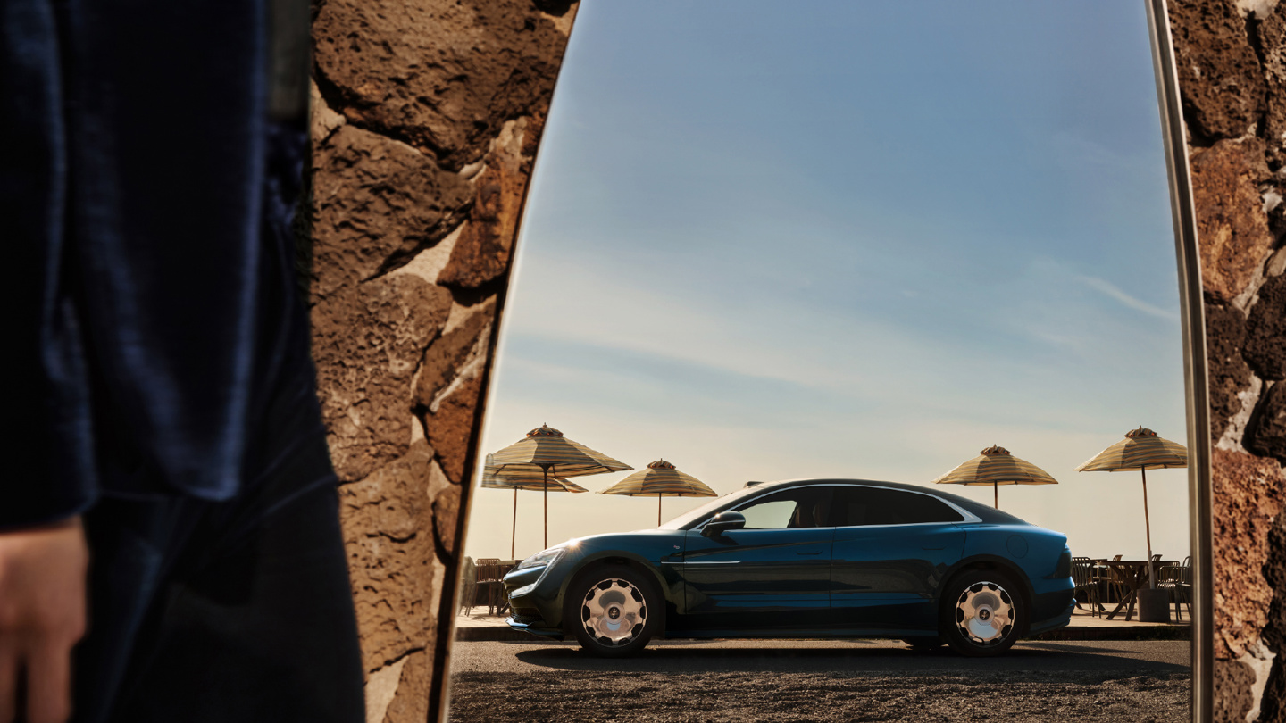 比亚迪仰望 U7 全新车色“星河蓝”11 月 21 日亮相广州车展，现款 62.8 万元起