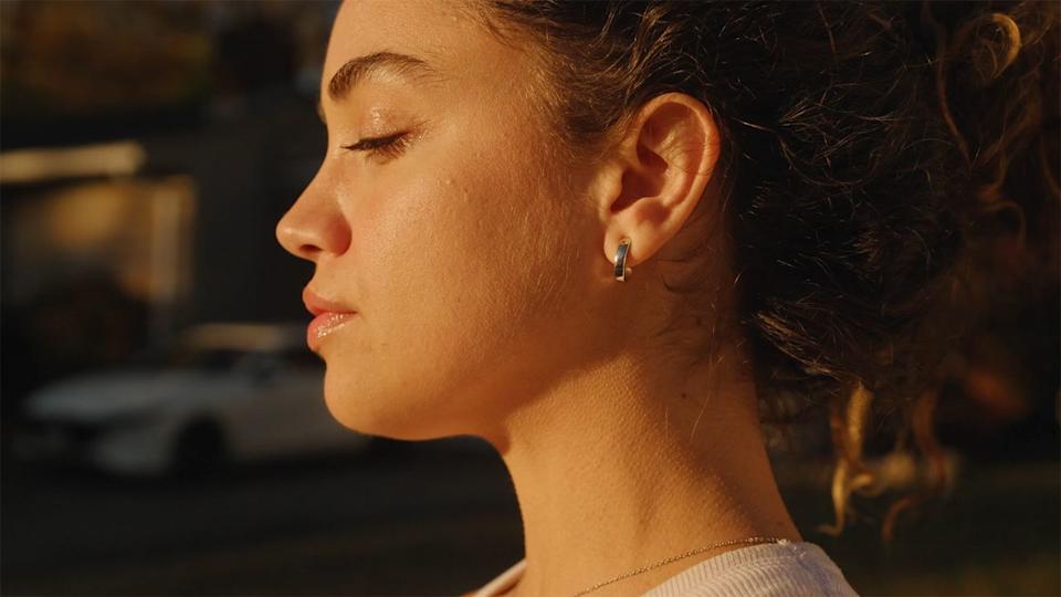 “全球最小可穿戴设备”：Lumia 2 智能耳环登场，重量不足 1 克、满电续航 8 天