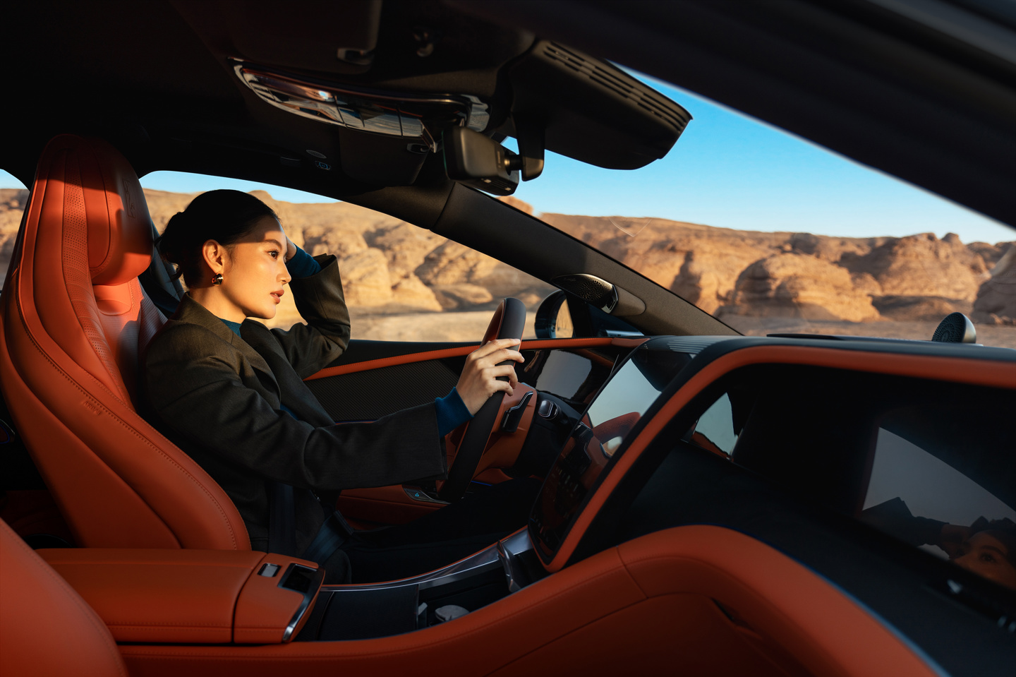 比亚迪官宣仰望 U7 豪华轿车全新“旭光橙”内饰配色，11 月 21 日亮相