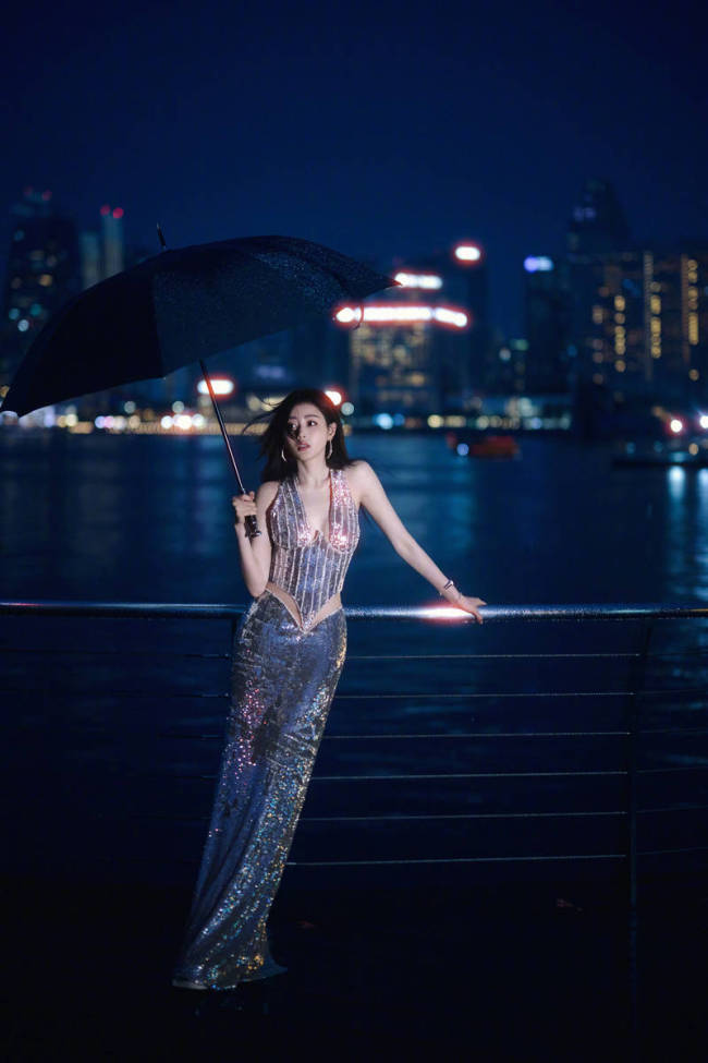张天爱穿深V长裙格外吸睛 撑伞回眸尽显成熟诱惑