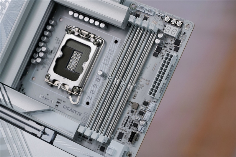 Intel也能战未来！技嘉电竞冰雕Z890 AORUS PRO ICE评测：Ultra 9 285K对比首发测试游戏性能提升6%