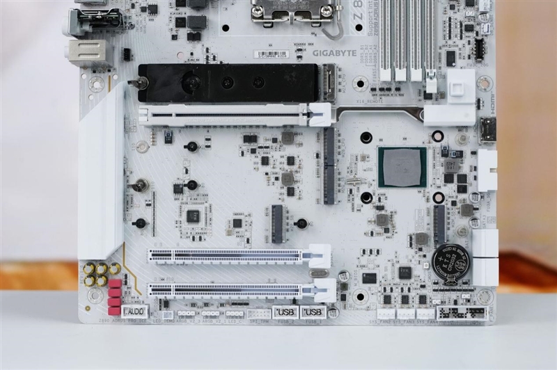 Intel也能战未来！技嘉电竞冰雕Z890 AORUS PRO ICE评测：Ultra 9 285K对比首发测试游戏性能提升6%