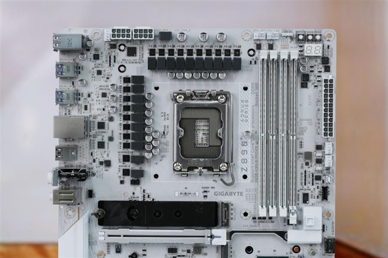 Intel也能战未来！技嘉电竞冰雕Z890 AORUS PRO ICE评测：Ultra 9 285K对比首发测试游戏性能提升6%