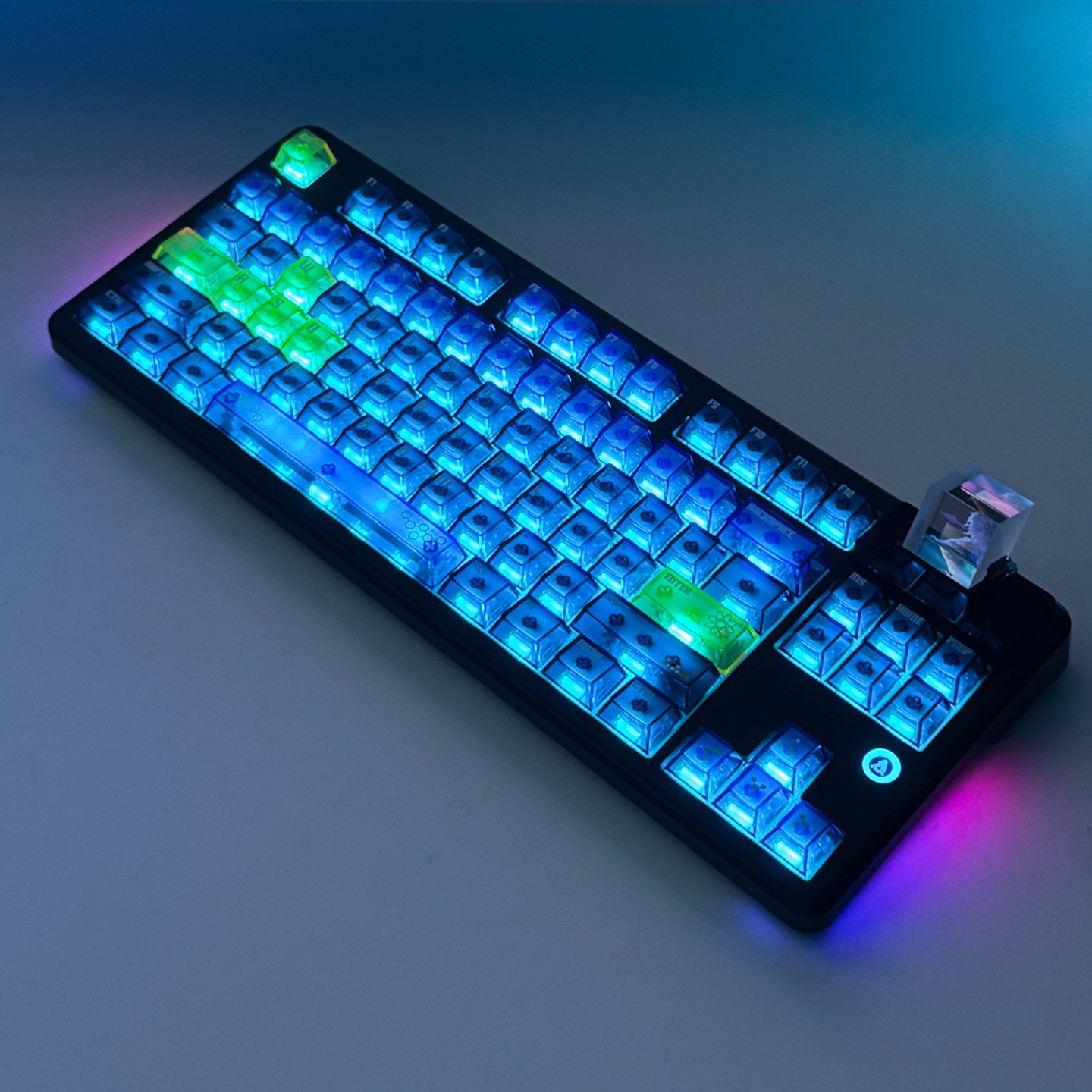 黑爵推出“全球首款棱镜键盘”，搭载 1.33 英寸棱镜屏幕