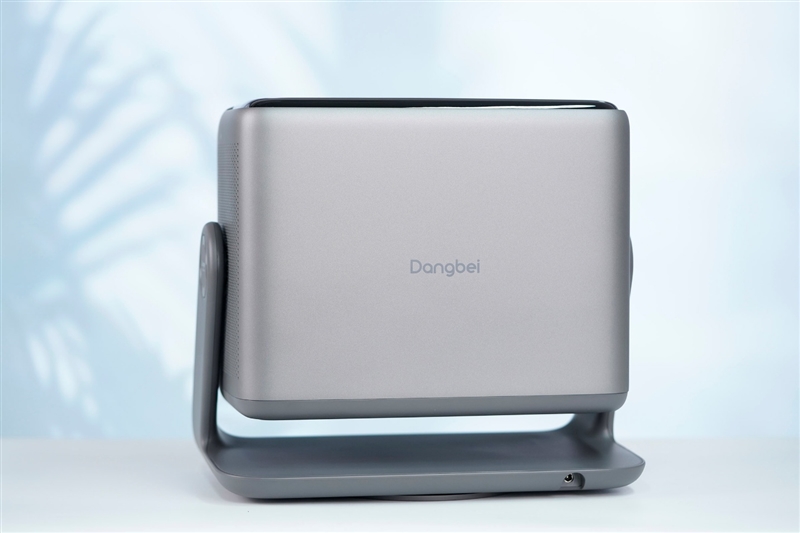 卷完光源卷镜头！当贝X7 Max投影仪评测：纯三色激光已普及 镜头移轴新赛道出现！