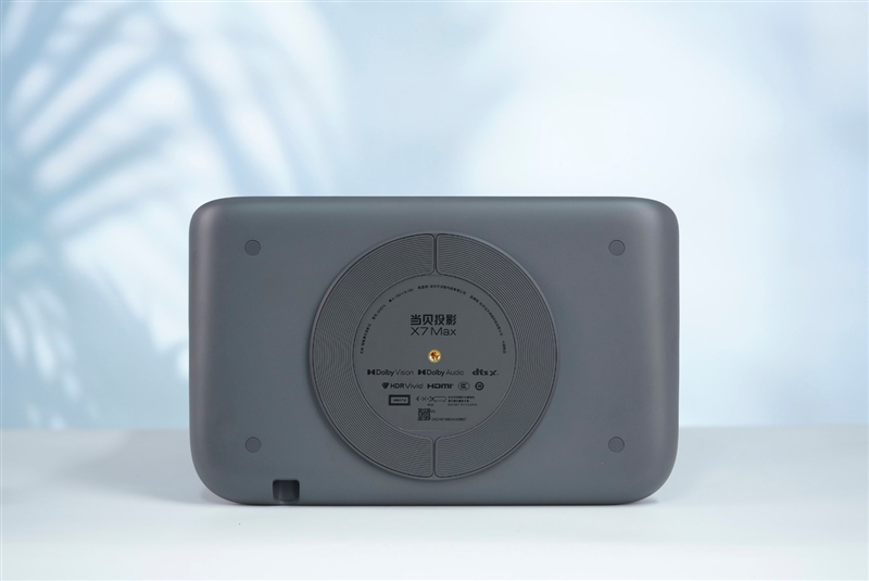 卷完光源卷镜头！当贝X7 Max投影仪评测：纯三色激光已普及 镜头移轴新赛道出现！