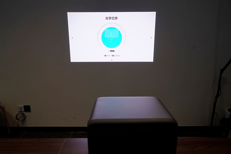 卷完光源卷镜头！当贝X7 Max投影仪评测：纯三色激光已普及 镜头移轴新赛道出现！