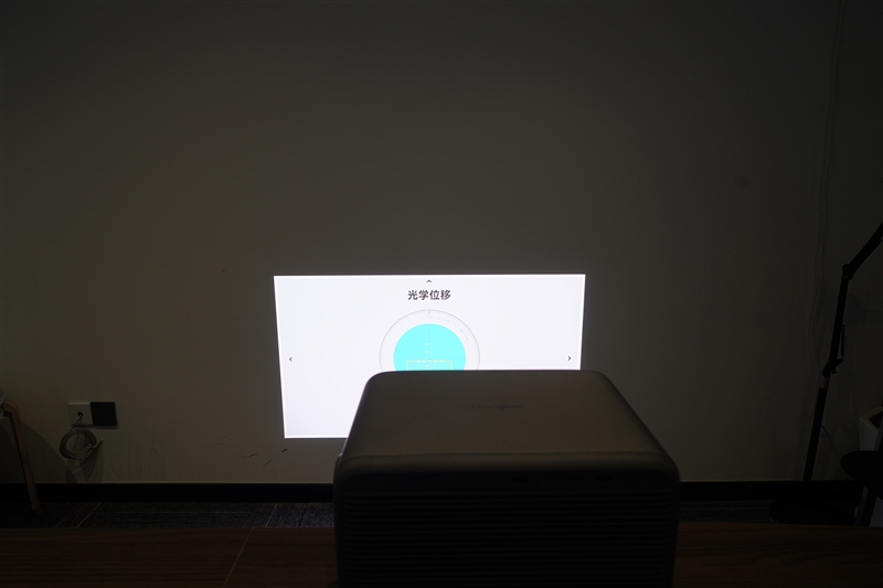 卷完光源卷镜头！当贝X7 Max投影仪评测：纯三色激光已普及 镜头移轴新赛道出现！