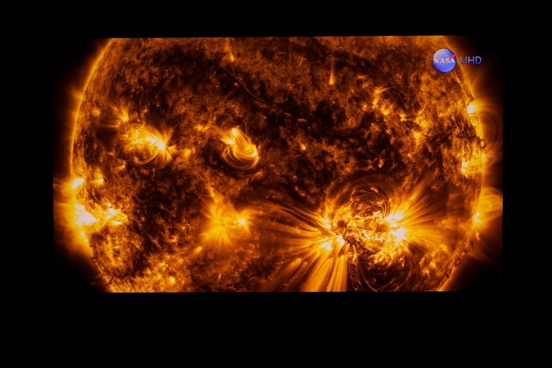 卷完光源卷镜头！当贝X7 Max投影仪评测：纯三色激光已普及 镜头移轴新赛道出现！