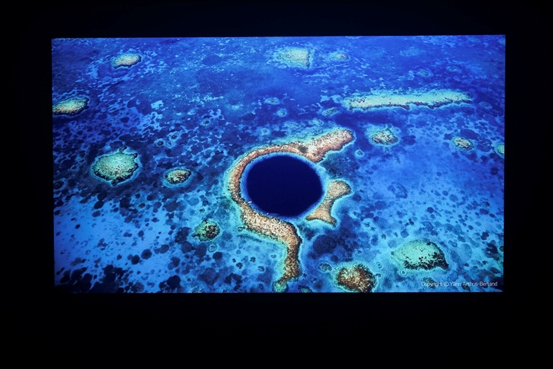 卷完光源卷镜头！当贝X7 Max投影仪评测：纯三色激光已普及 镜头移轴新赛道出现！