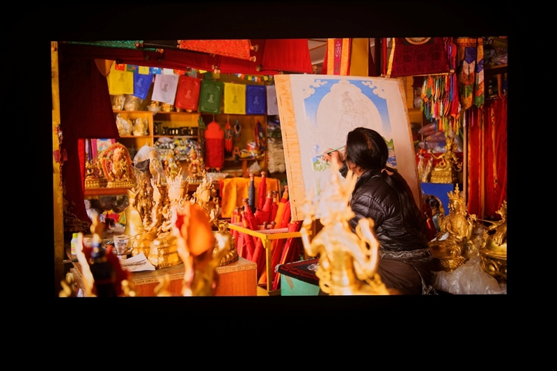 卷完光源卷镜头！当贝X7 Max投影仪评测：纯三色激光已普及 镜头移轴新赛道出现！