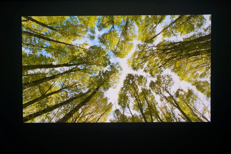 卷完光源卷镜头！当贝X7 Max投影仪评测：纯三色激光已普及 镜头移轴新赛道出现！