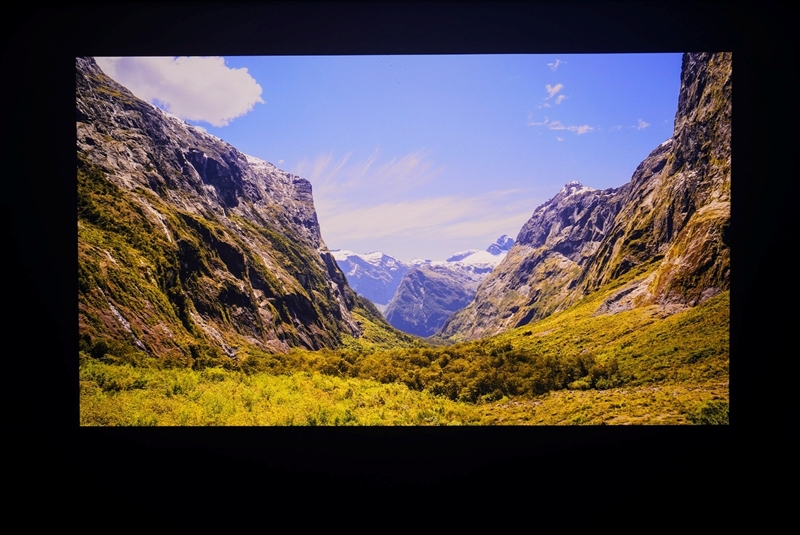 卷完光源卷镜头！当贝X7 Max投影仪评测：纯三色激光已普及 镜头移轴新赛道出现！