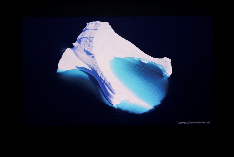 卷完光源卷镜头！当贝X7 Max投影仪评测：纯三色激光已普及 镜头移轴新赛道出现！