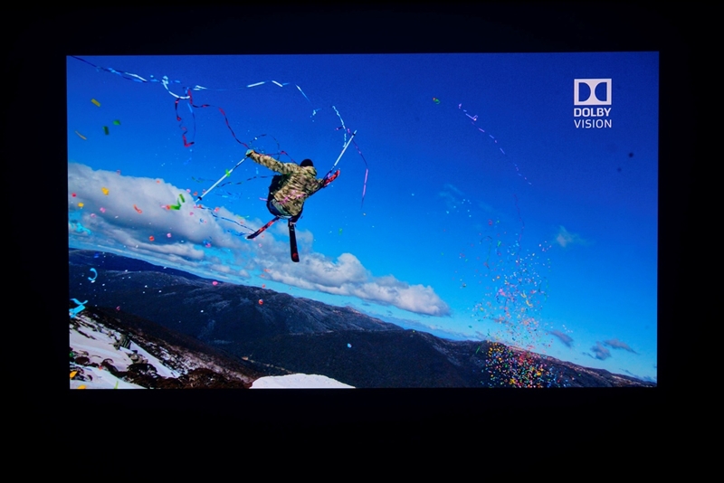 卷完光源卷镜头！当贝X7 Max投影仪评测：纯三色激光已普及 镜头移轴新赛道出现！