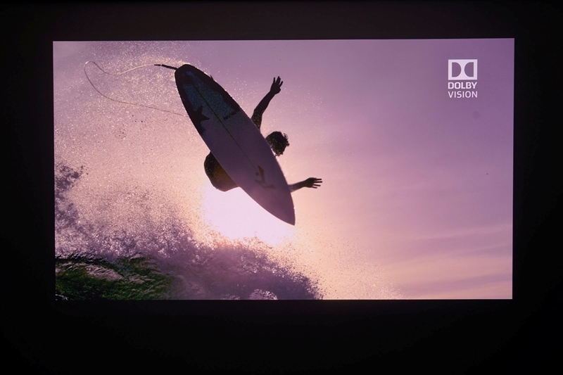 卷完光源卷镜头！当贝X7 Max投影仪评测：纯三色激光已普及 镜头移轴新赛道出现！