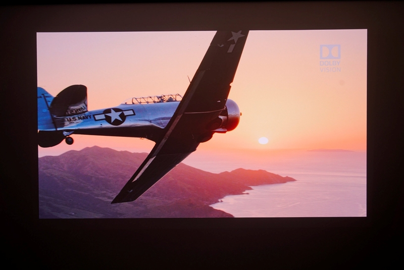 卷完光源卷镜头！当贝X7 Max投影仪评测：纯三色激光已普及 镜头移轴新赛道出现！