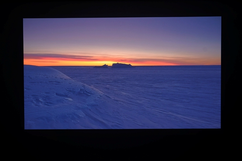 卷完光源卷镜头！当贝X7 Max投影仪评测：纯三色激光已普及 镜头移轴新赛道出现！