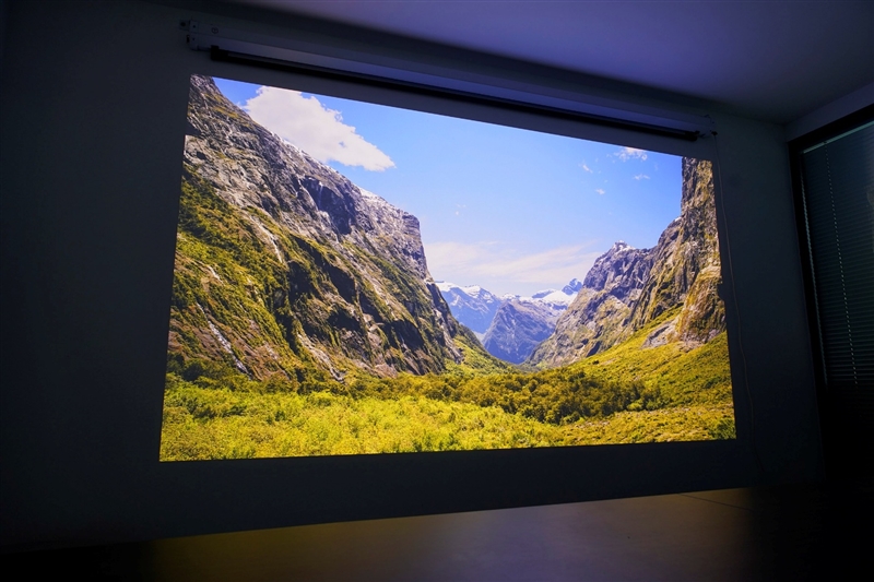 卷完光源卷镜头！当贝X7 Max投影仪评测：纯三色激光已普及 镜头移轴新赛道出现！