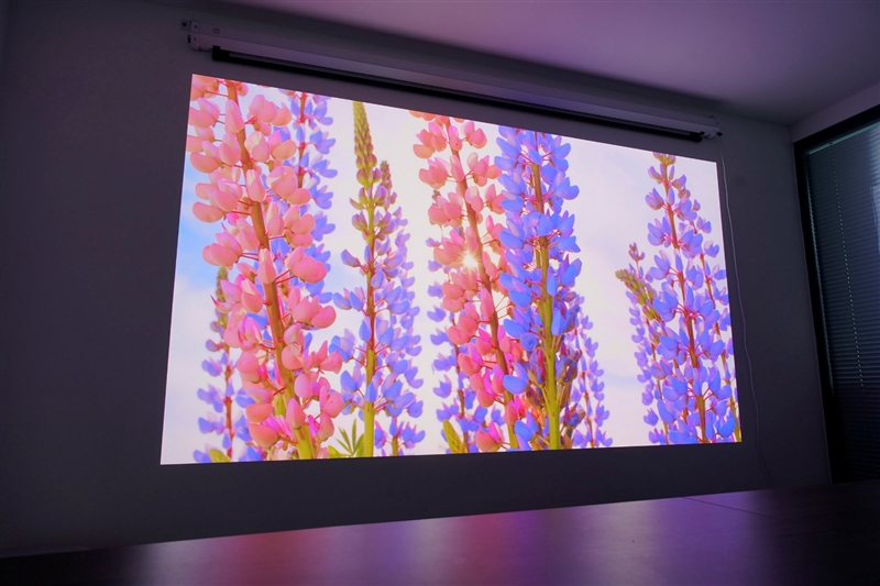 卷完光源卷镜头！当贝X7 Max投影仪评测：纯三色激光已普及 镜头移轴新赛道出现！