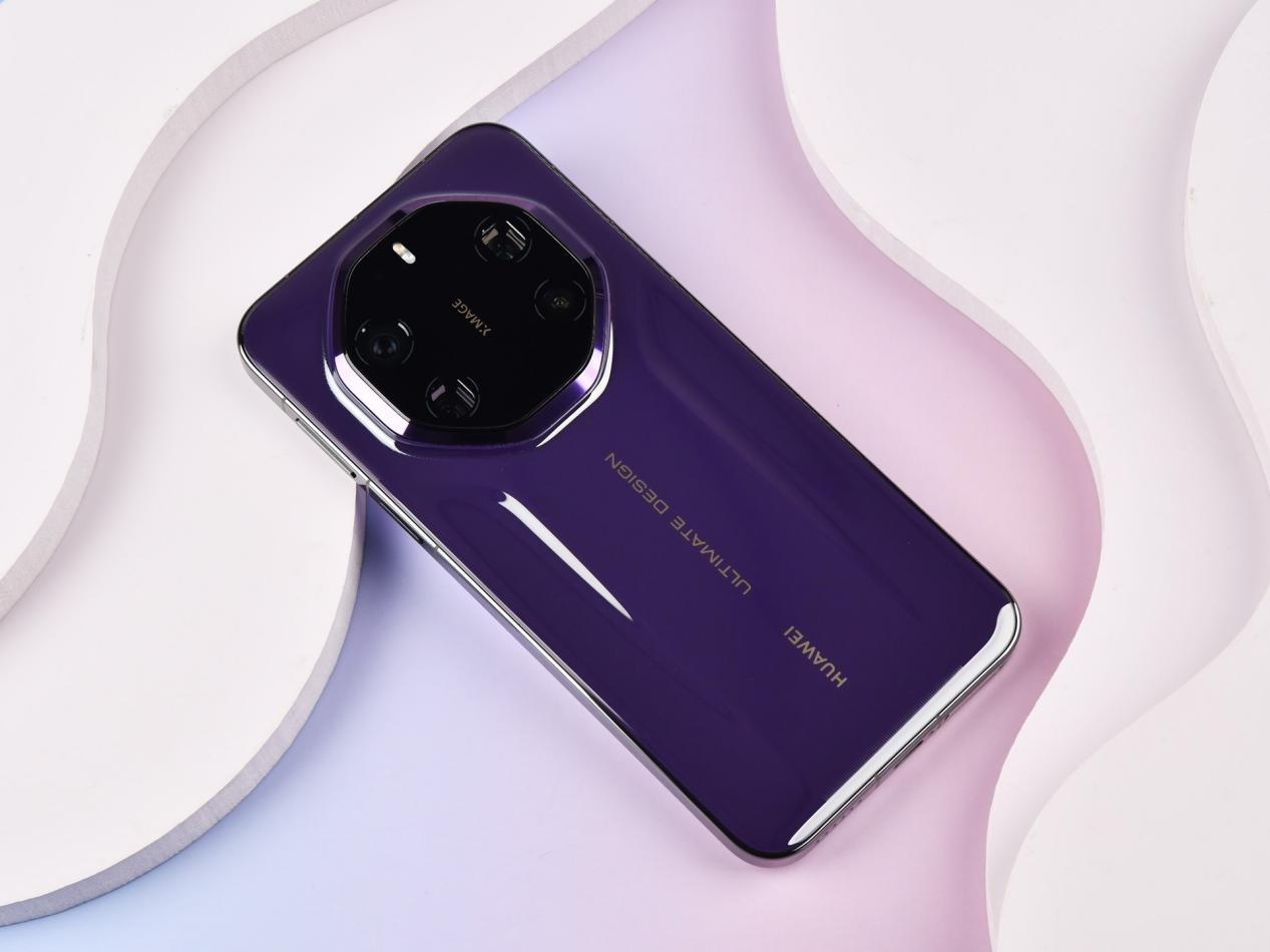 华为Mate 80 RS 非凡大师上手:第一眼沉稳,越摸越有味道