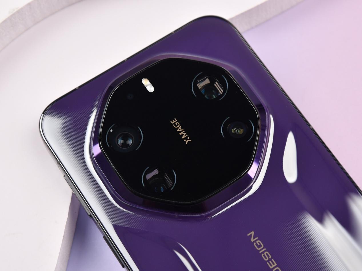 华为Mate 80 RS 非凡大师上手:第一眼沉稳,越摸越有味道