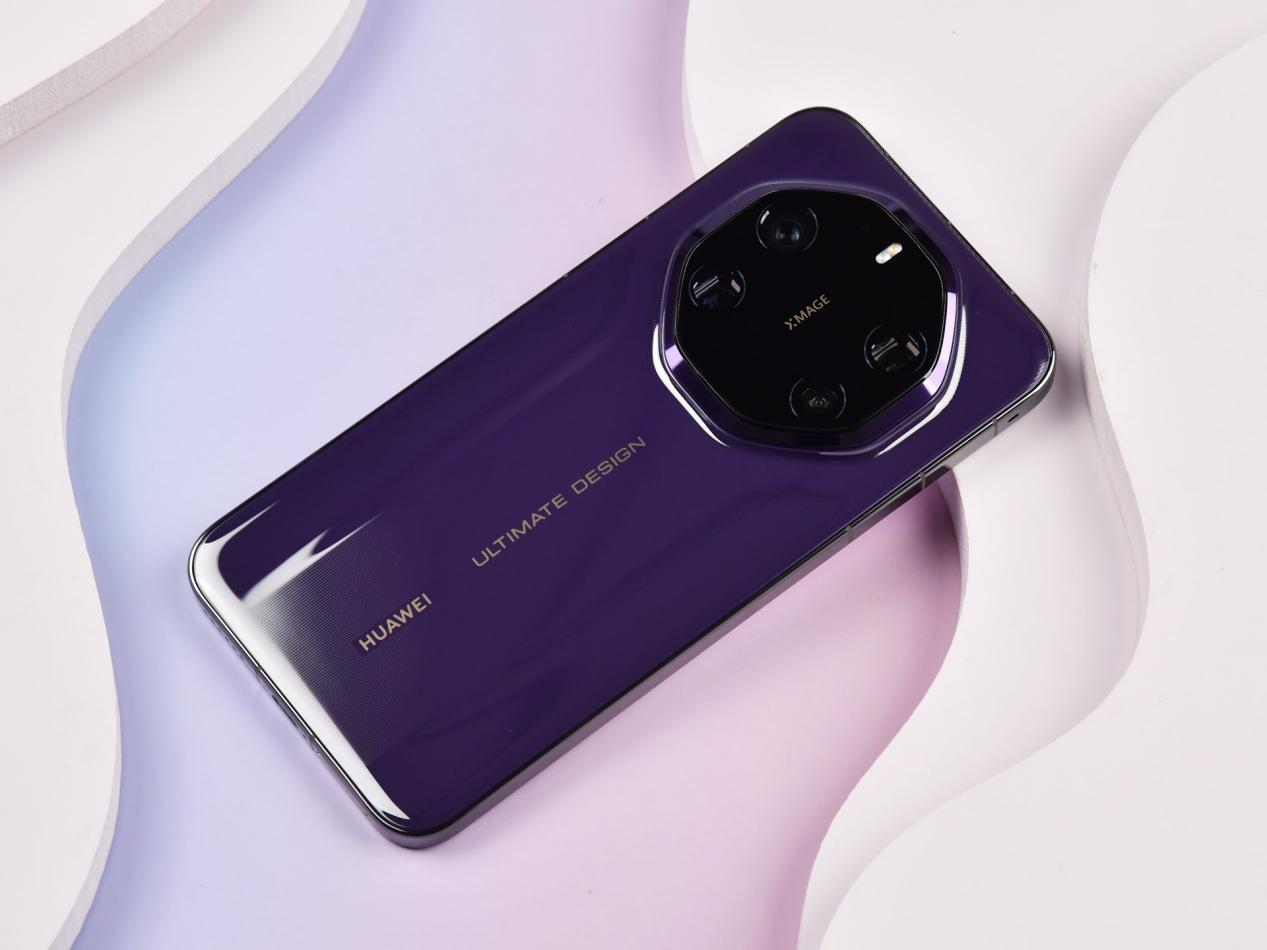 华为Mate 80 RS 非凡大师上手:第一眼沉稳,越摸越有味道