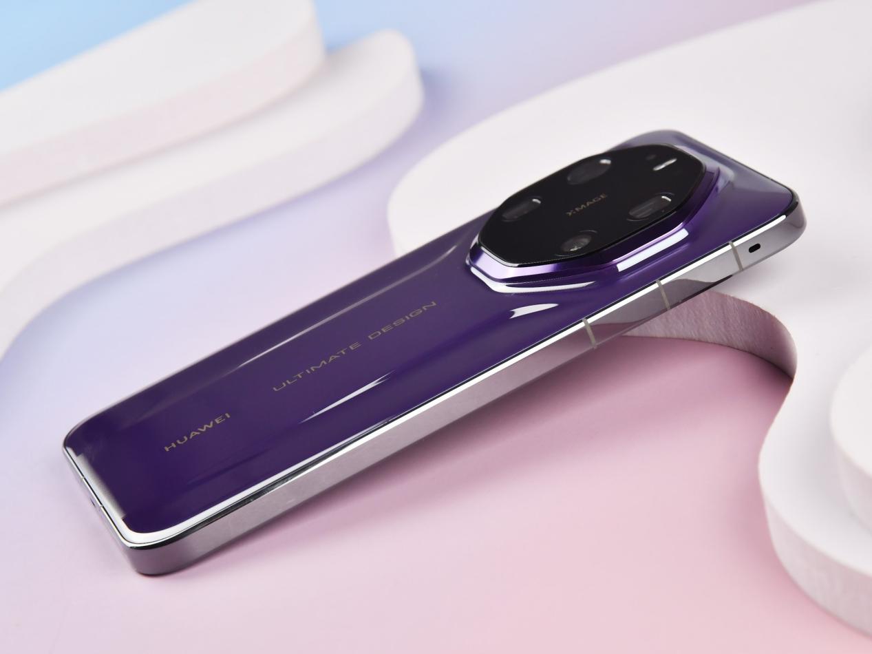 华为Mate 80 RS 非凡大师上手:第一眼沉稳,越摸越有味道