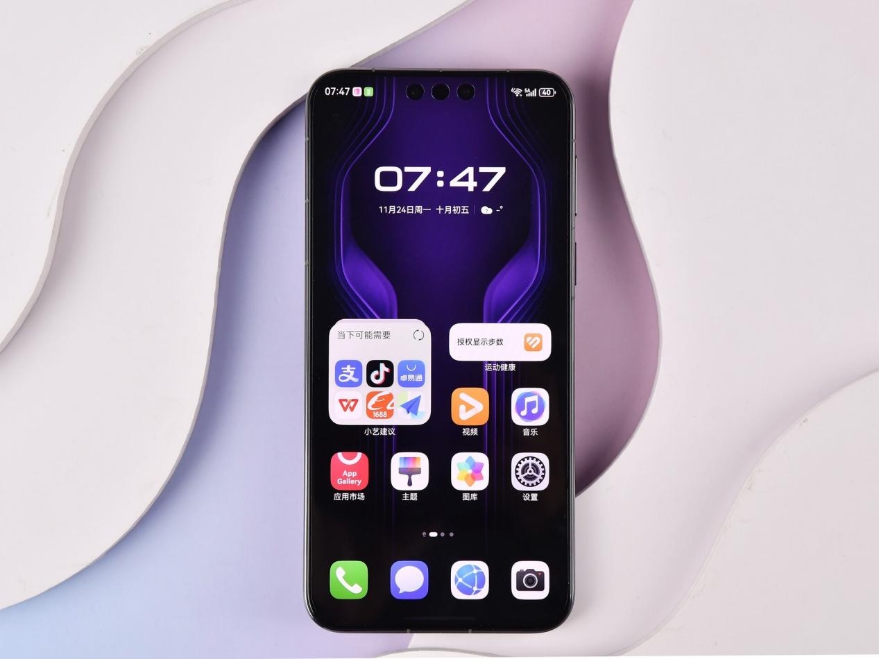 华为Mate 80 RS 非凡大师上手:第一眼沉稳,越摸越有味道