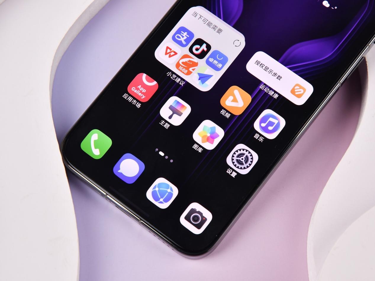 华为Mate 80 RS 非凡大师上手:第一眼沉稳,越摸越有味道