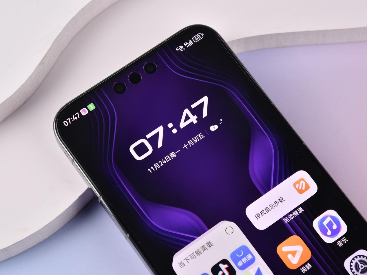 华为Mate 80 RS 非凡大师上手:第一眼沉稳,越摸越有味道