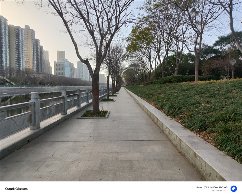 阿里首款自研夸克AI眼镜S1首发评测：真正的第一视角拍摄、导航、提词神器！