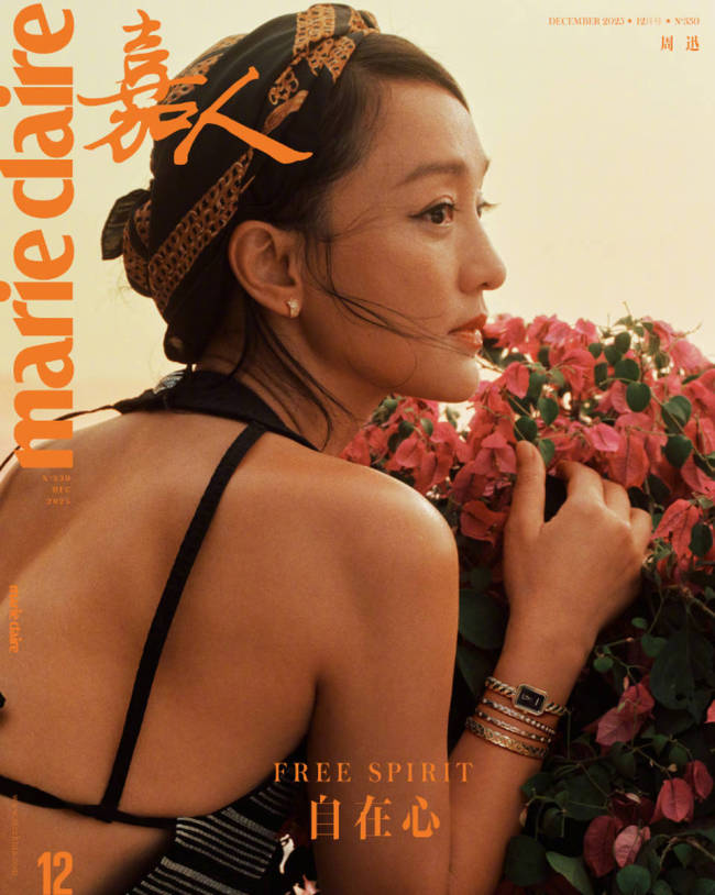 周迅的顶级松弛感太绝！倚栏远眺赤脚踏沙