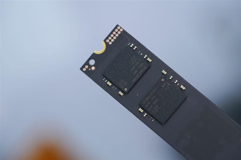 随机性能堪比顶级PCIe 4.0 SSD!长江存储PC42Q 1TB评测:无散热片也不降速