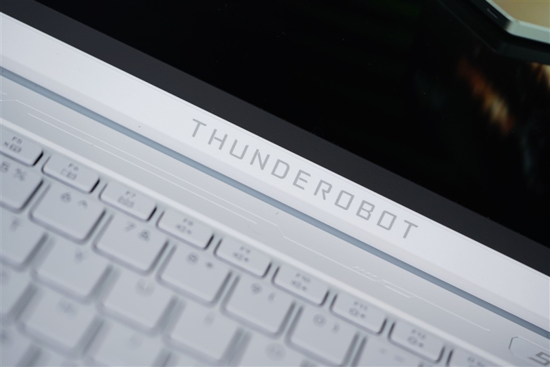 雷神猎刃S评测：万元游戏本性能出色 长江存储PC411 SSD宝刀不老