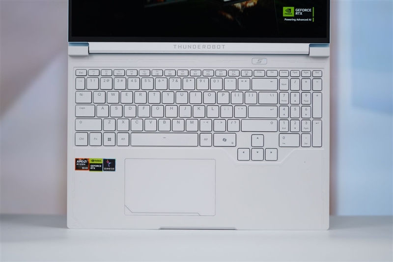 雷神猎刃S评测：万元游戏本性能出色 长江存储PC411 SSD宝刀不老