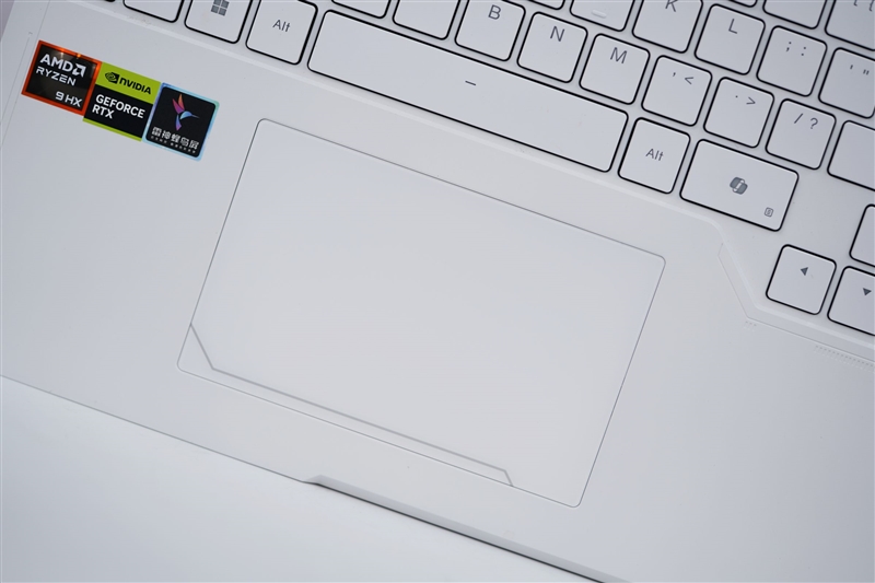 雷神猎刃S评测：万元游戏本性能出色 长江存储PC411 SSD宝刀不老