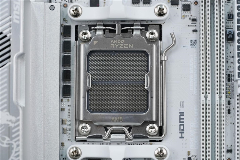 微星MPG X870I EDGE TI EVO WIFI 刀锋 钛主板评测：稳定释放200W 多种内存工具性能可提升50%