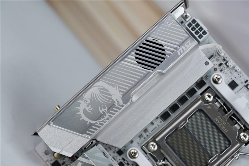 微星MPG X870I EDGE TI EVO WIFI 刀锋 钛主板评测：稳定释放200W 多种内存工具性能可提升50%