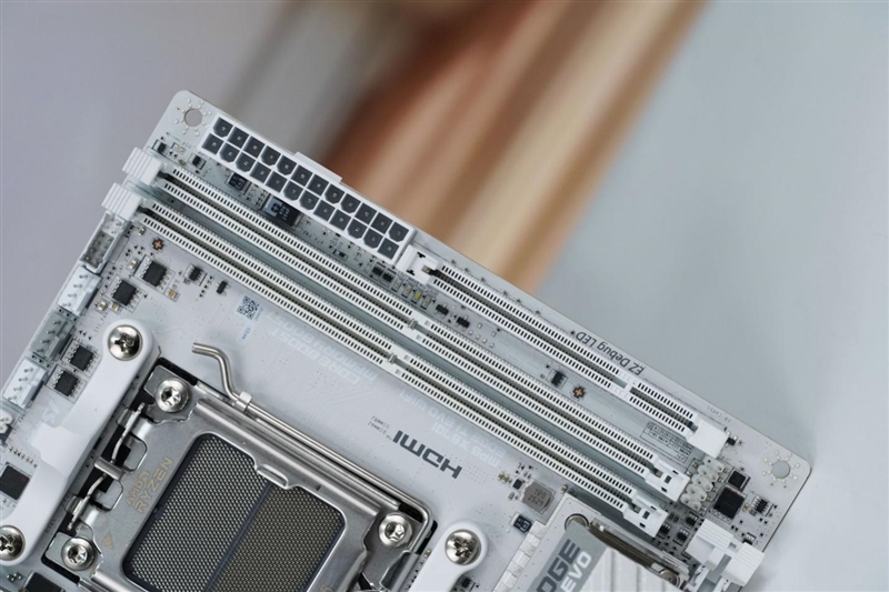 微星MPG X870I EDGE TI EVO WIFI 刀锋 钛主板评测：稳定释放200W 多种内存工具性能可提升50%