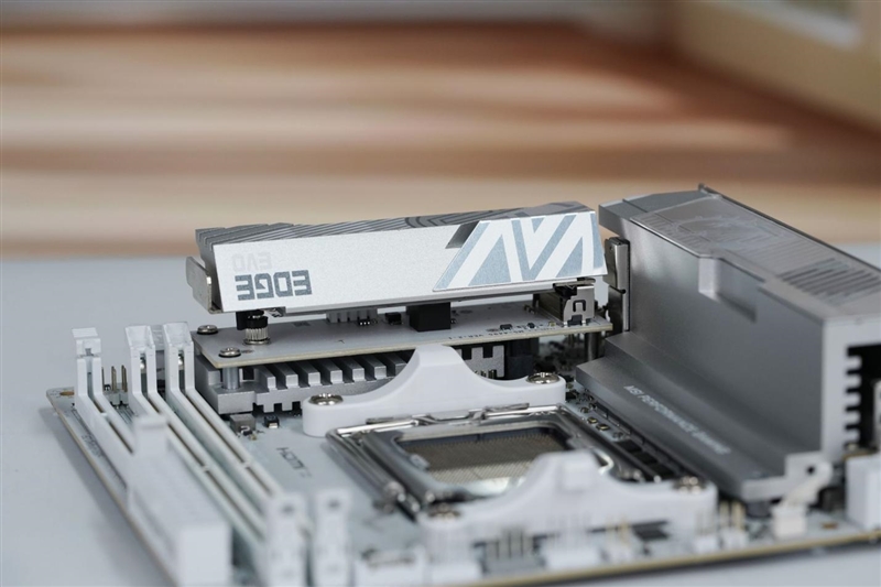 微星MPG X870I EDGE TI EVO WIFI 刀锋 钛主板评测：稳定释放200W 多种内存工具性能可提升50%