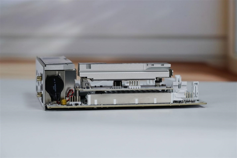 微星MPG X870I EDGE TI EVO WIFI 刀锋 钛主板评测：稳定释放200W 多种内存工具性能可提升50%