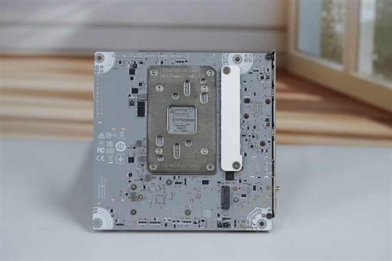 微星MPG X870I EDGE TI EVO WIFI 刀锋 钛主板评测：稳定释放200W 多种内存工具性能可提升50%