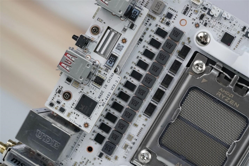 微星MPG X870I EDGE TI EVO WIFI 刀锋 钛主板评测：稳定释放200W 多种内存工具性能可提升50%