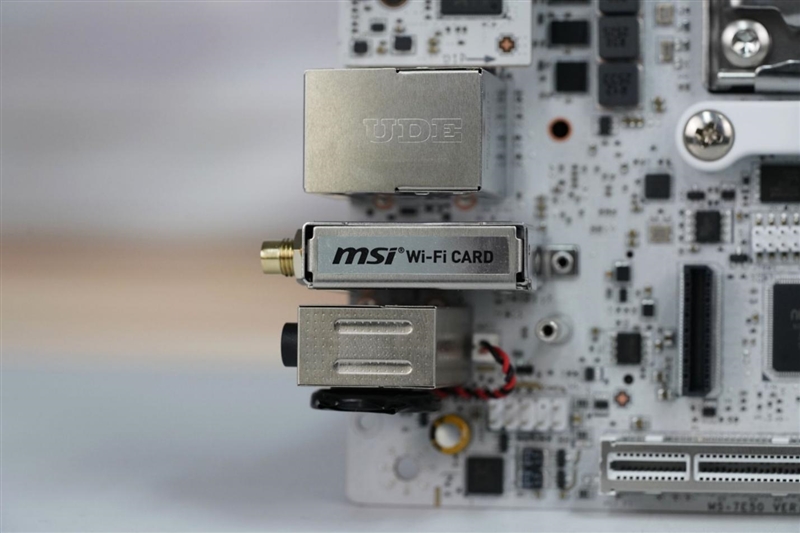 微星MPG X870I EDGE TI EVO WIFI 刀锋 钛主板评测：稳定释放200W 多种内存工具性能可提升50%