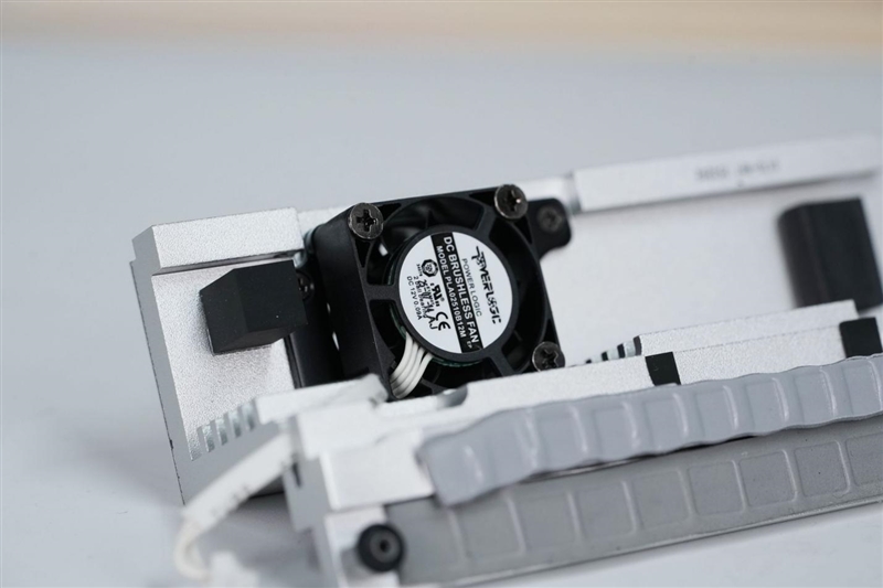 微星MPG X870I EDGE TI EVO WIFI 刀锋 钛主板评测：稳定释放200W 多种内存工具性能可提升50%