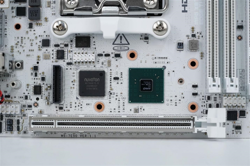 微星MPG X870I EDGE TI EVO WIFI 刀锋 钛主板评测：稳定释放200W 多种内存工具性能可提升50%